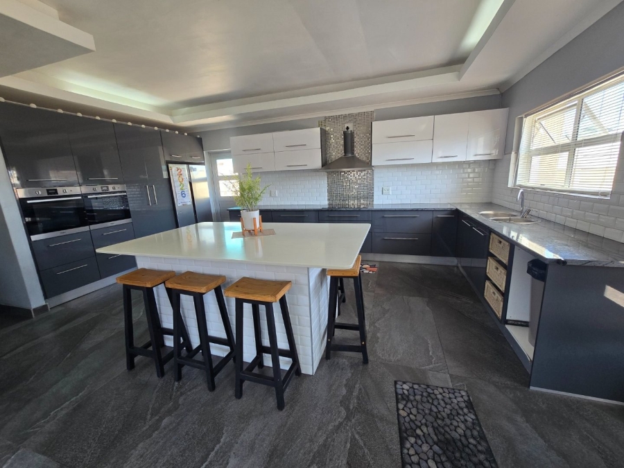 4 Bedroom Property for Sale in Wavecrest Western Cape